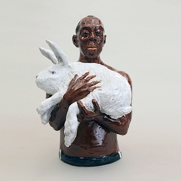 Rosi Steinbach: Helfer, 2015, Keramik, glasiert, bemalt, Höhe 40 cm